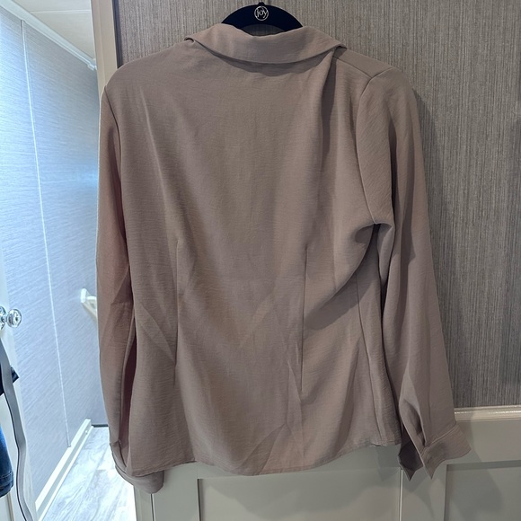 Long sleeve tan button up shirt, size medium - Picture 5 of 8